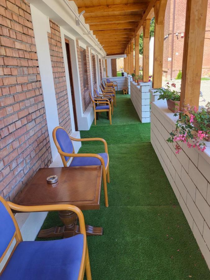 Pensiunea Hanul Huniazilor Hunedoara Exterior foto