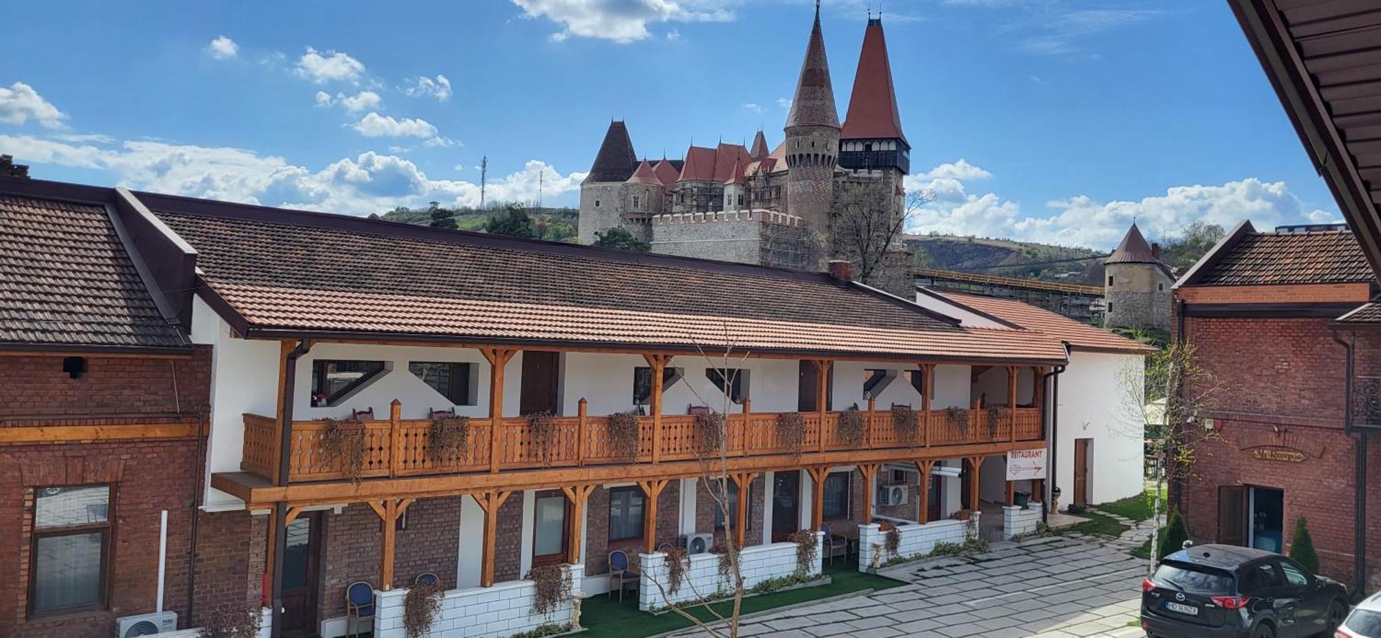 Pensiunea Hanul Huniazilor Hunedoara Exterior foto