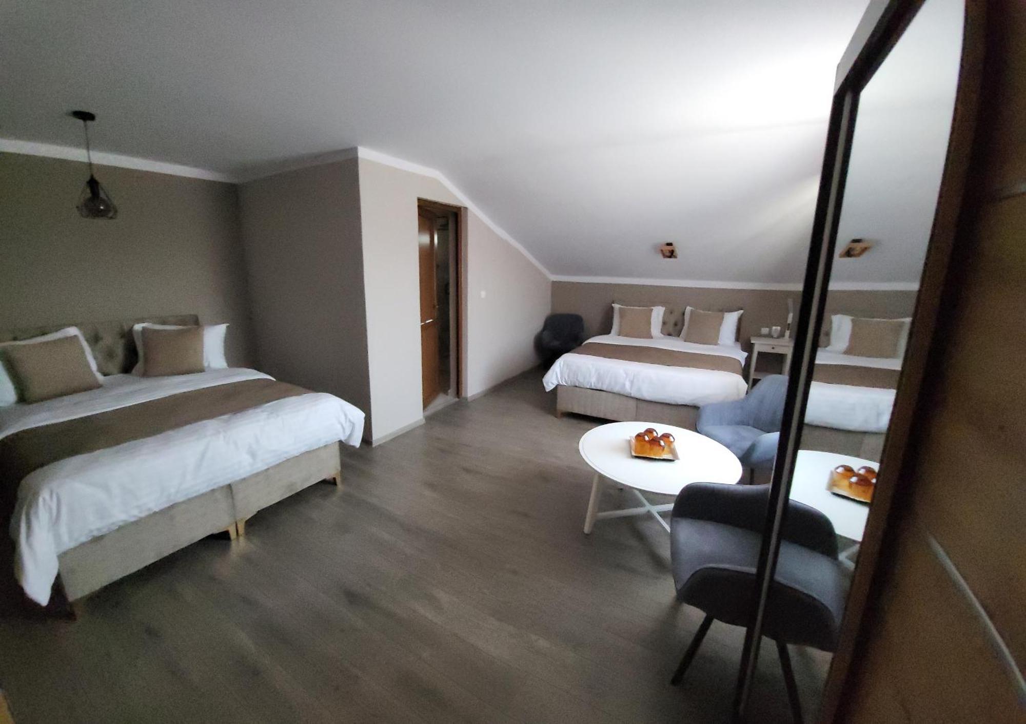 Pensiunea Hanul Huniazilor Hunedoara Exterior foto